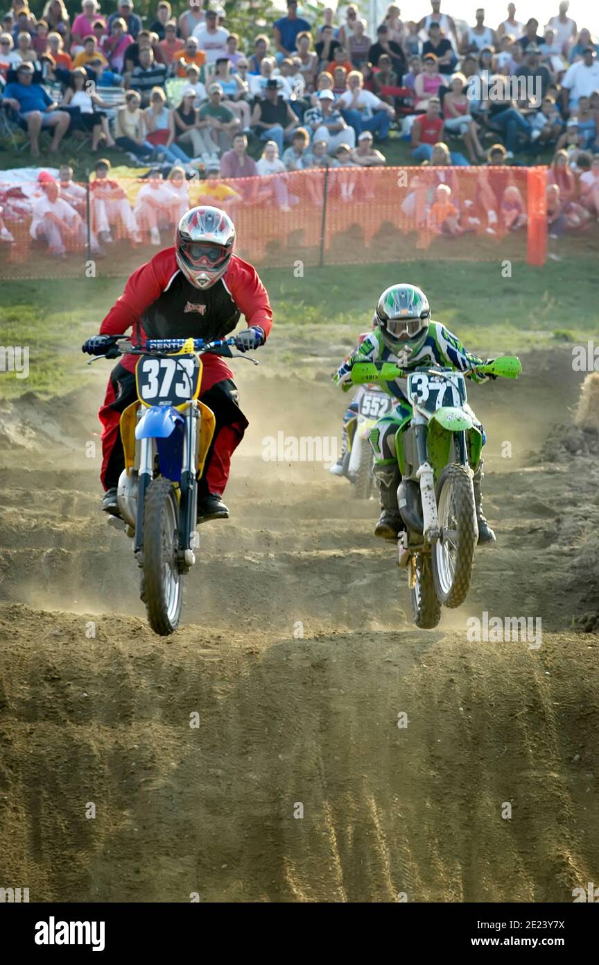 I variopinti motociclisti partecipano a una gara motociclistica da motocross Foto Stock