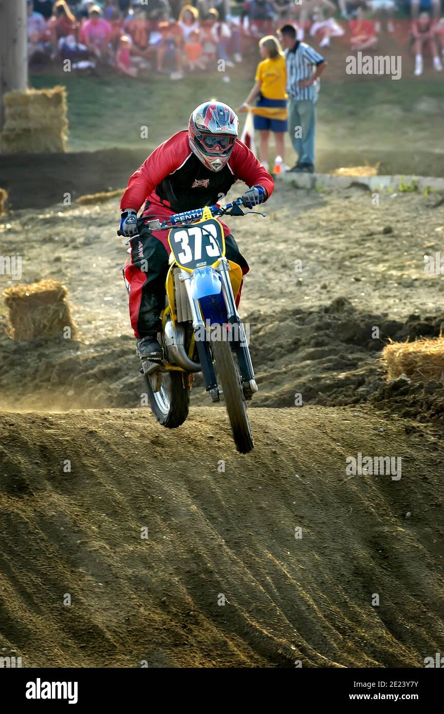I variopinti motociclisti partecipano a una gara motociclistica da motocross Foto Stock