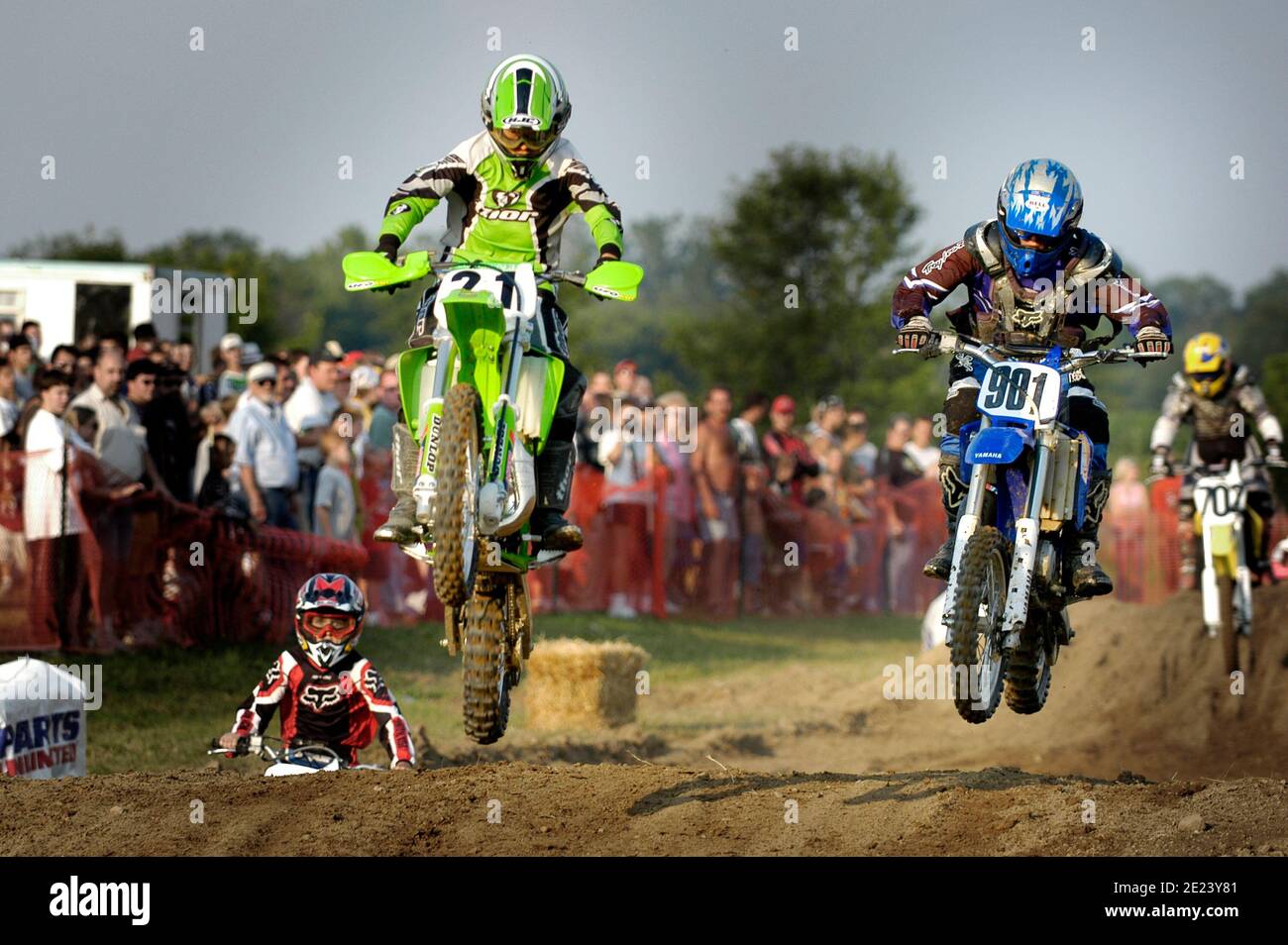 I variopinti motociclisti partecipano a una gara motociclistica da motocross Foto Stock