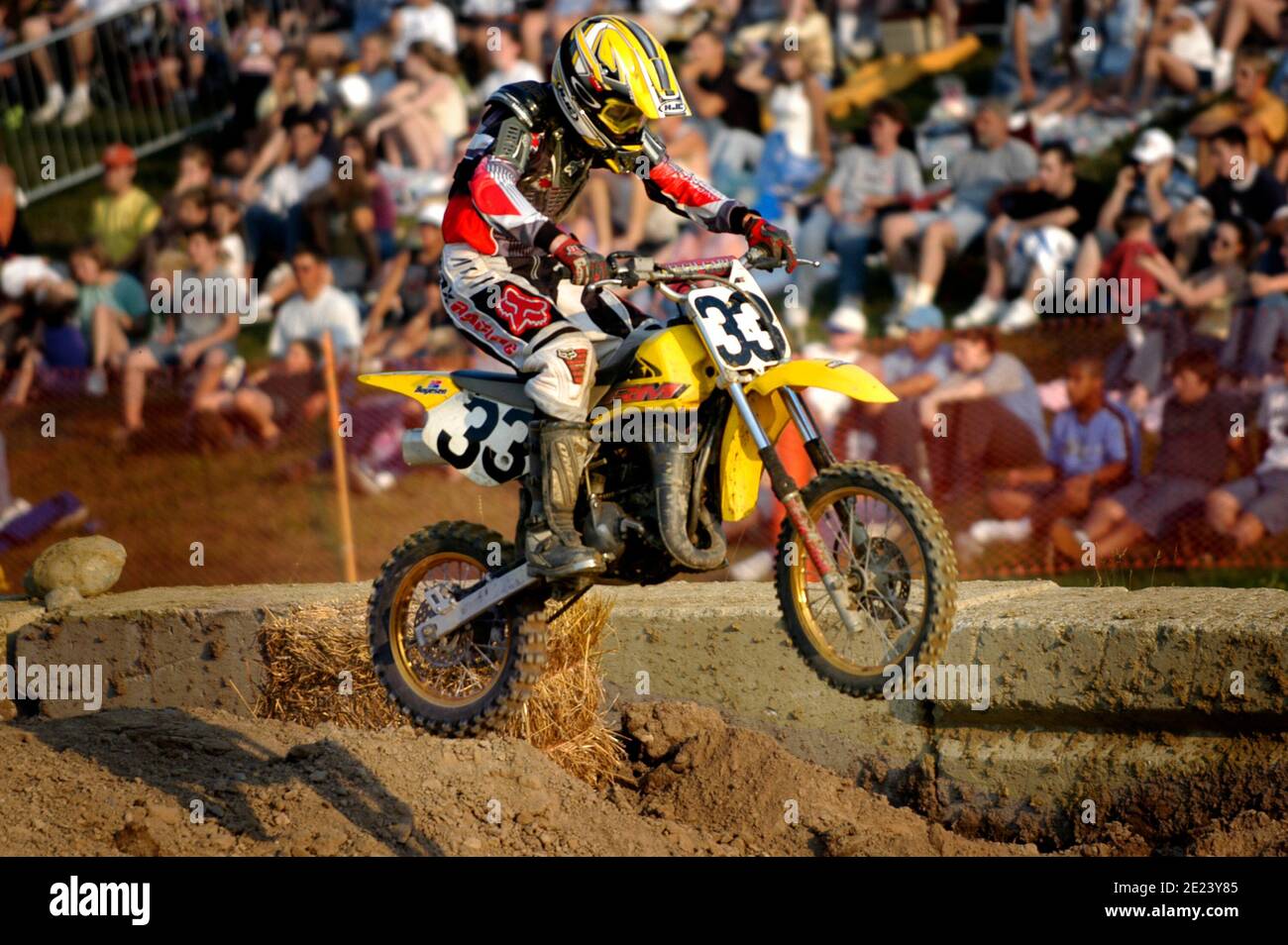 I variopinti motociclisti partecipano a una gara motociclistica da motocross Foto Stock