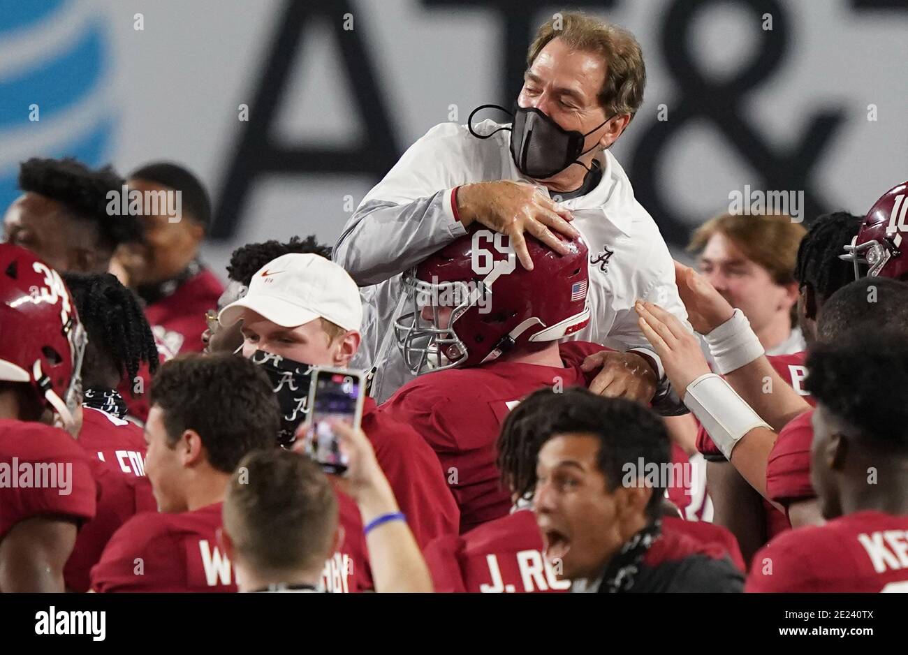 Miami, Stati Uniti. 11 Gennaio 2021. Alabama Crimson Tide allenatore capo Nick Saban è portato fuori dal campo dopo aver sconfitto l'Ohio state 52-24 nella partita di football NCAA National Championship 2021 all'Hard Rock Stadium di Miami lunedì 11 gennaio 2021. Foto di Hans Deryk/UPI Credit: UPI/Alamy Live News Foto Stock