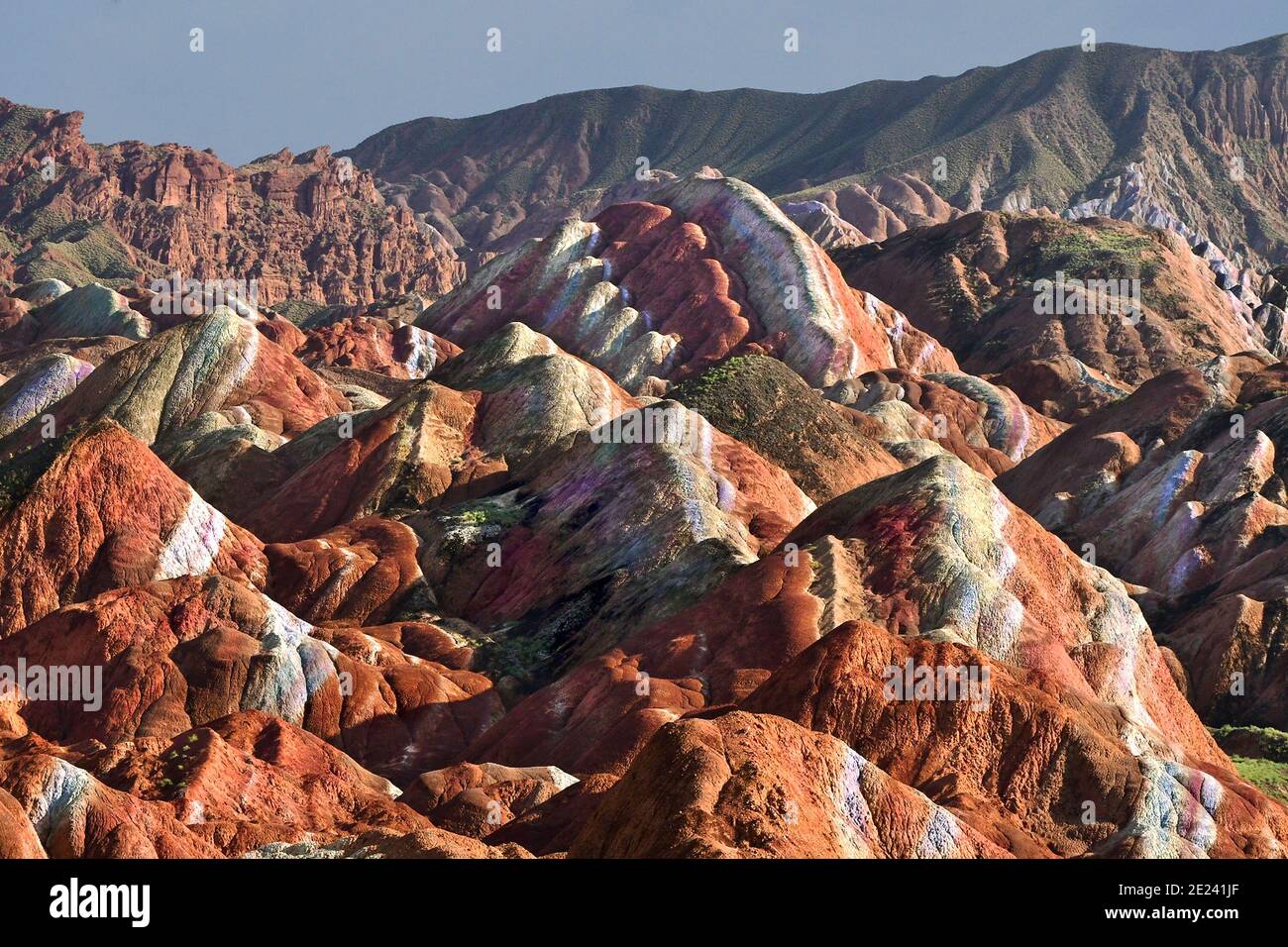 Le montagne arcobaleno della Cina all'interno del Parco Geologico delle Landform di Zhangye Danxia sono una meraviglia geologica del mondo. Foto Stock