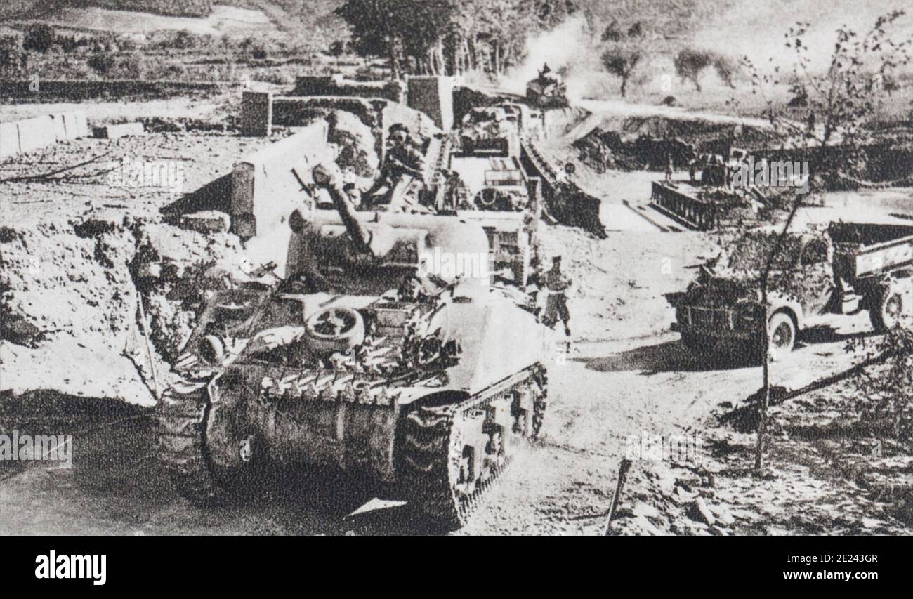 La guerra in Italia: la spinta verso la Lombardia. Serbatoi canadese attraversare un ponte Bailey al di sopra del setaccio. Foto Stock