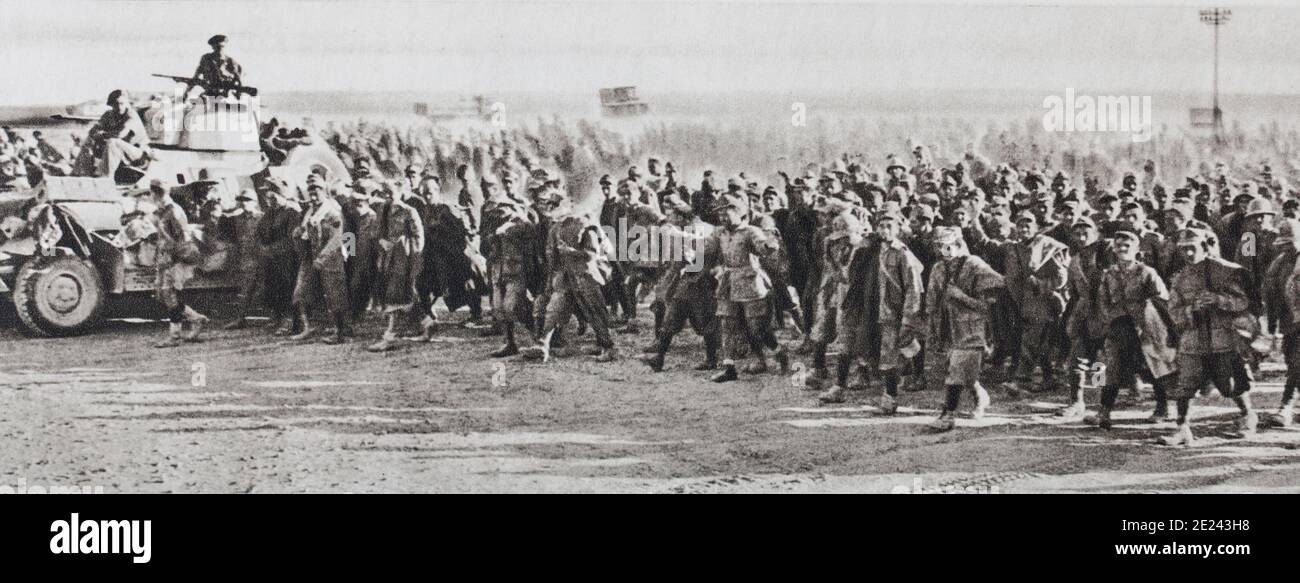 Baatle per l'Egitto. Il periodo della seconda guerra mondiale. In arrivo l'esercito italiano sarà presto preso prigioniero. Miiliers di soldati, perso nel deserto, la rinuncia alla Briti Foto Stock