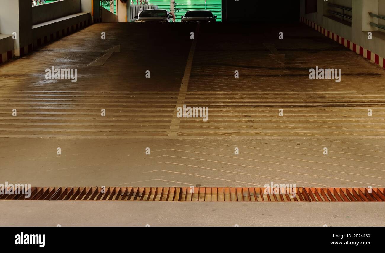 Rampa stradale con scanalature in superficie, la rampa collegata al parcheggio di un edificio, fuoco selettivo Foto Stock