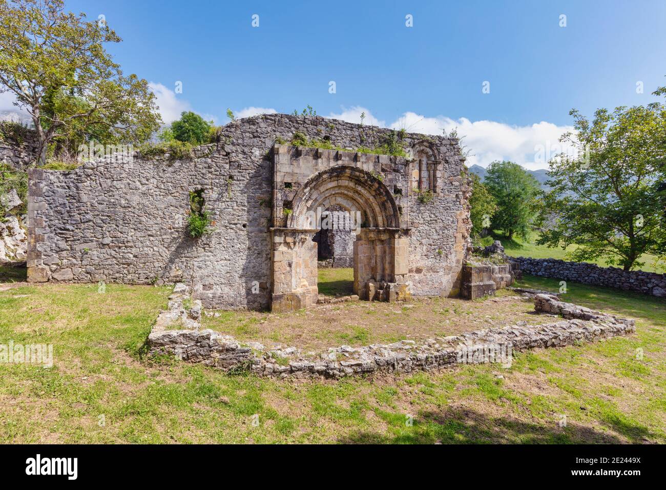 Rovine della chiesa romanica di San Pedro de Plecin, Alles, Asturias, Spagna. Risale alla fine del 12 ° secolo. Foto Stock