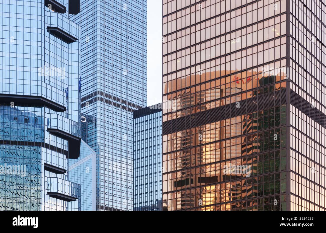 Hong Kong - 11 luglio 2017: Background moderno di architettura aziendale. Lippo Center torri e Bank Negara Indonesia grattacieli Foto Stock