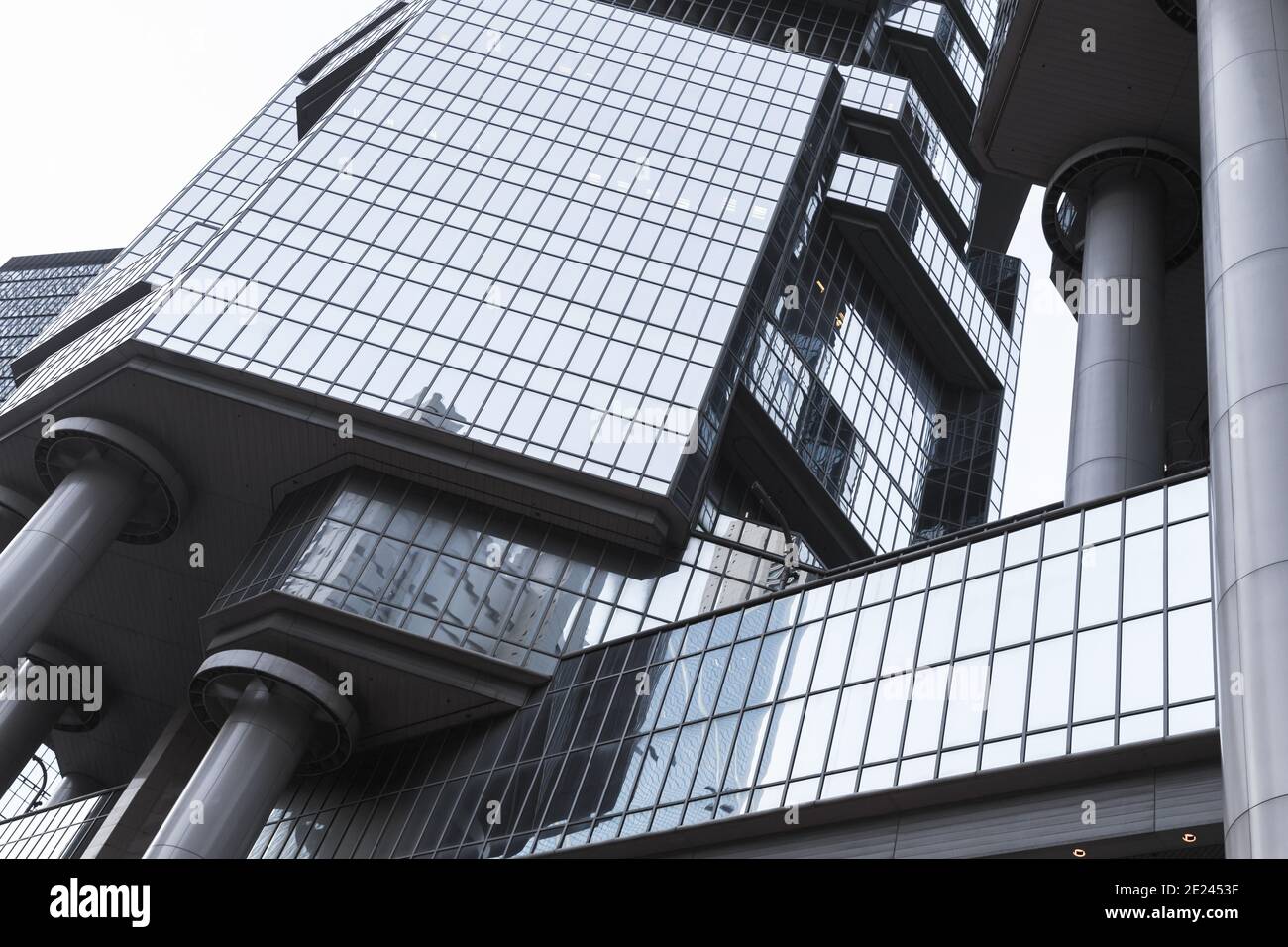 Hong Kong - 11 luglio 2017: Frammento di architettura moderna. L'esterno delle torri del centro di Lippo, precedentemente noto come Bond Center, è un grattacielo a due torri Foto Stock