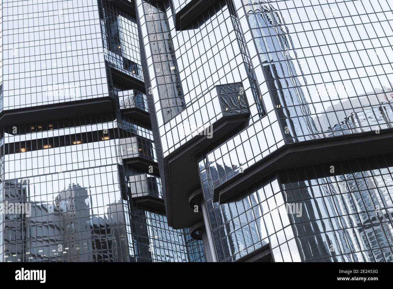 Hong Kong - 11 luglio 2017: Architettura moderna, frammento delle torri del Lippo Center precedentemente noto come Bond Center è un complesso di grattacieli a due torri Foto Stock