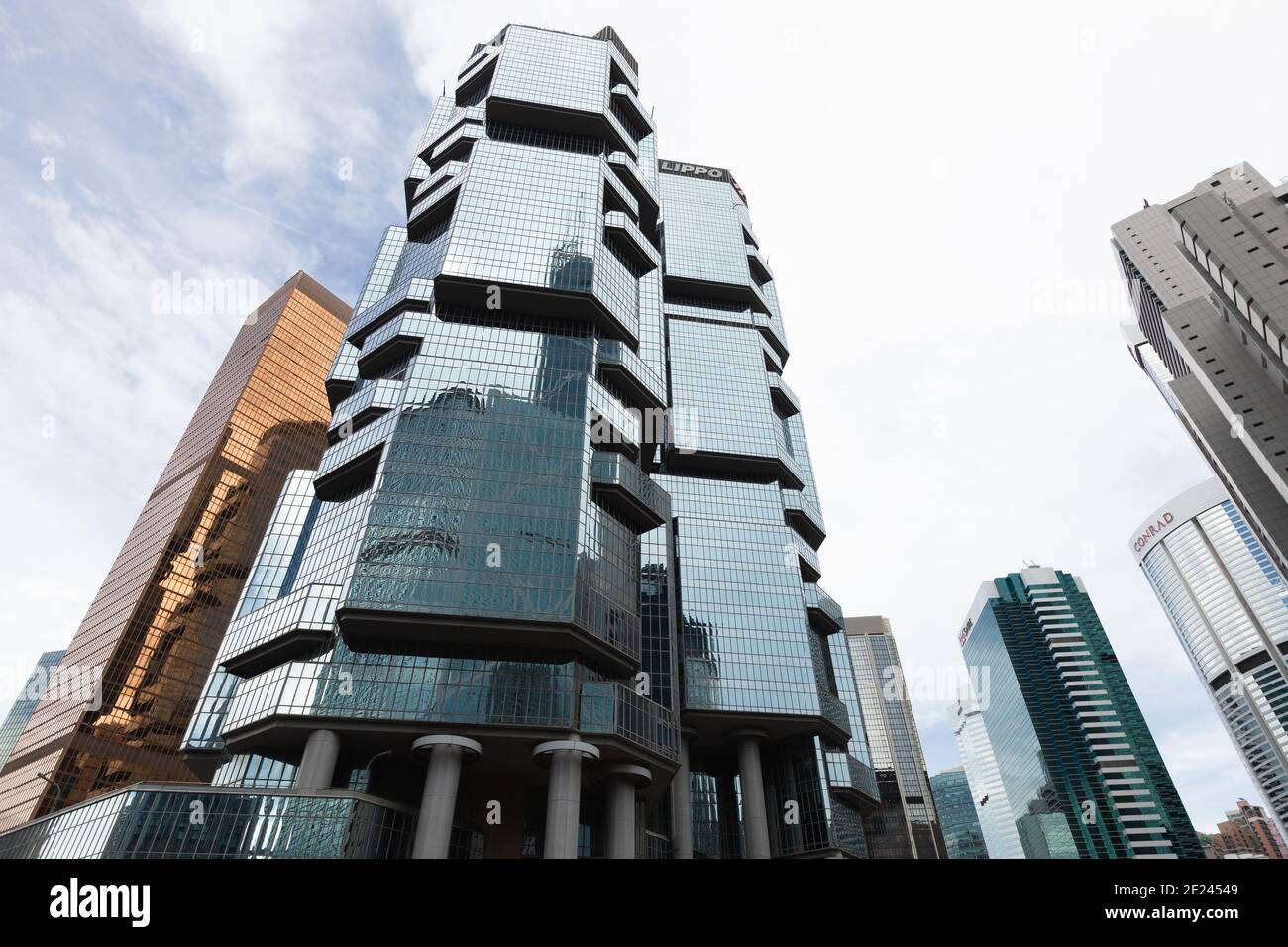Hong Kong - 15 luglio 2017: Skyline con le torri del Lippo Center e i grattacieli di Bank Negara Indonesia Foto Stock
