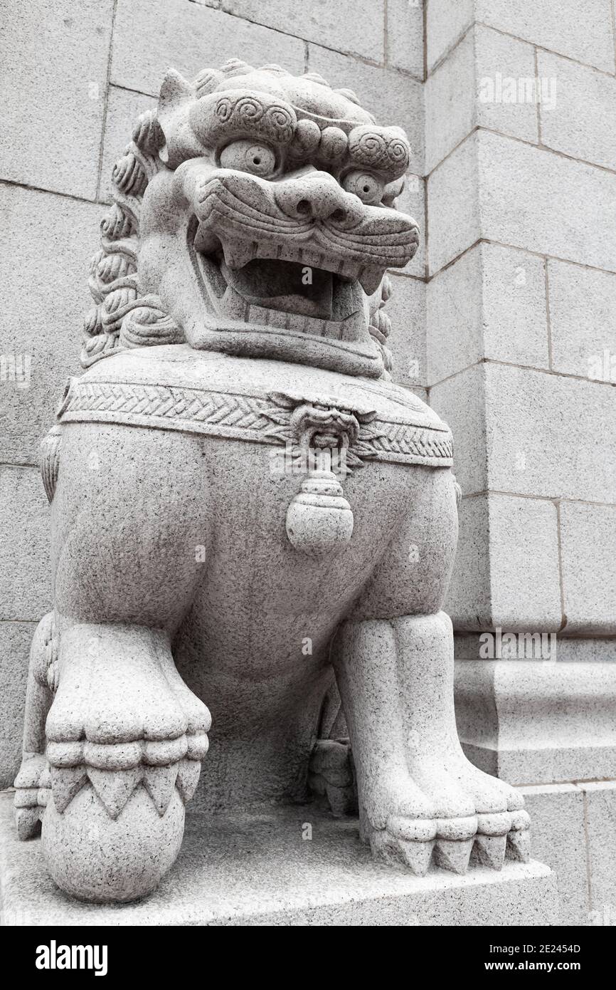 Tradizionale statua di leone cinese bianco all'ingresso del buddista tempio nella città di Hong Kong Foto Stock