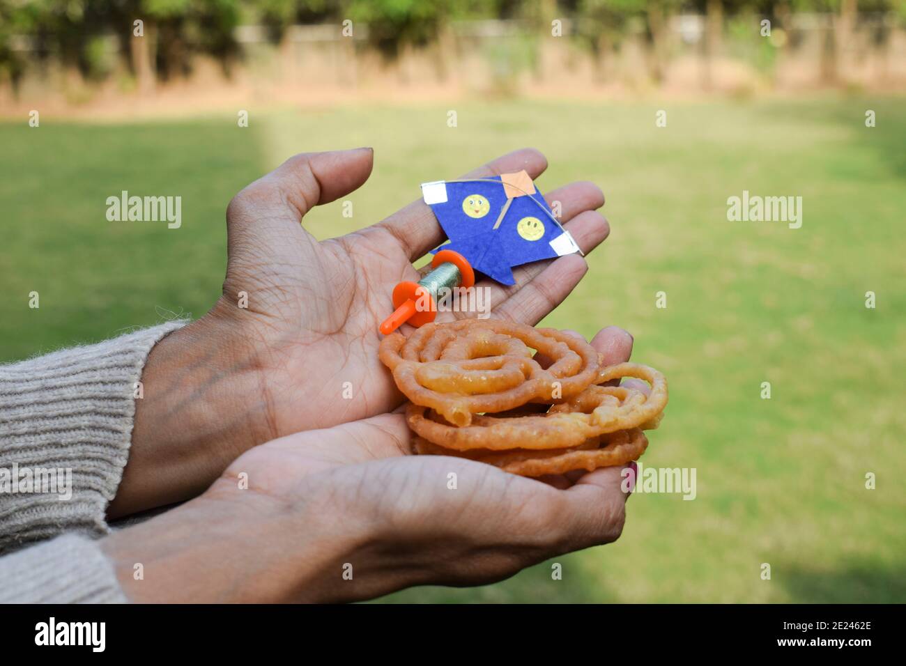 carino kite giocattolo in miniatura con carino spool giocattolo in miniatura manjha nel parco. In occasione di kite flying festival di uttarayan o makar sankranti festivalJale Foto Stock