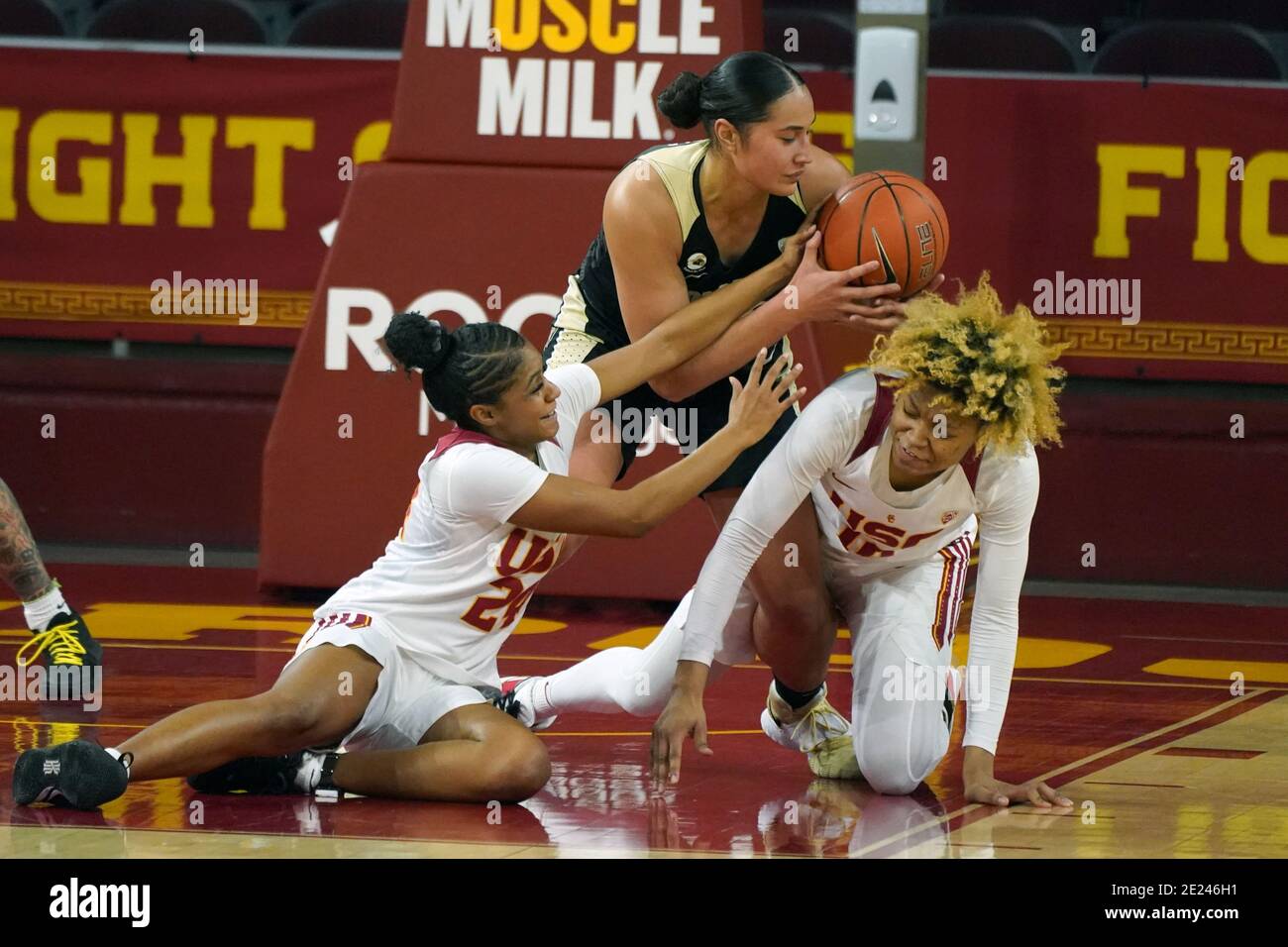 L'attaccante dei Colorado Buffaloes Peanut Tuitele (33) combatte per il pallone con la guardia dei Southern California Trojans Desiree Caldwell (24) e la guardia Amaya Oliver (10) nel secondo tempo durante una partita di basket femminile NCAA al college, lunedì 11 gennaio 2021, a Los Angeles. USC sconfisse Colorado 56-52. Foto Stock