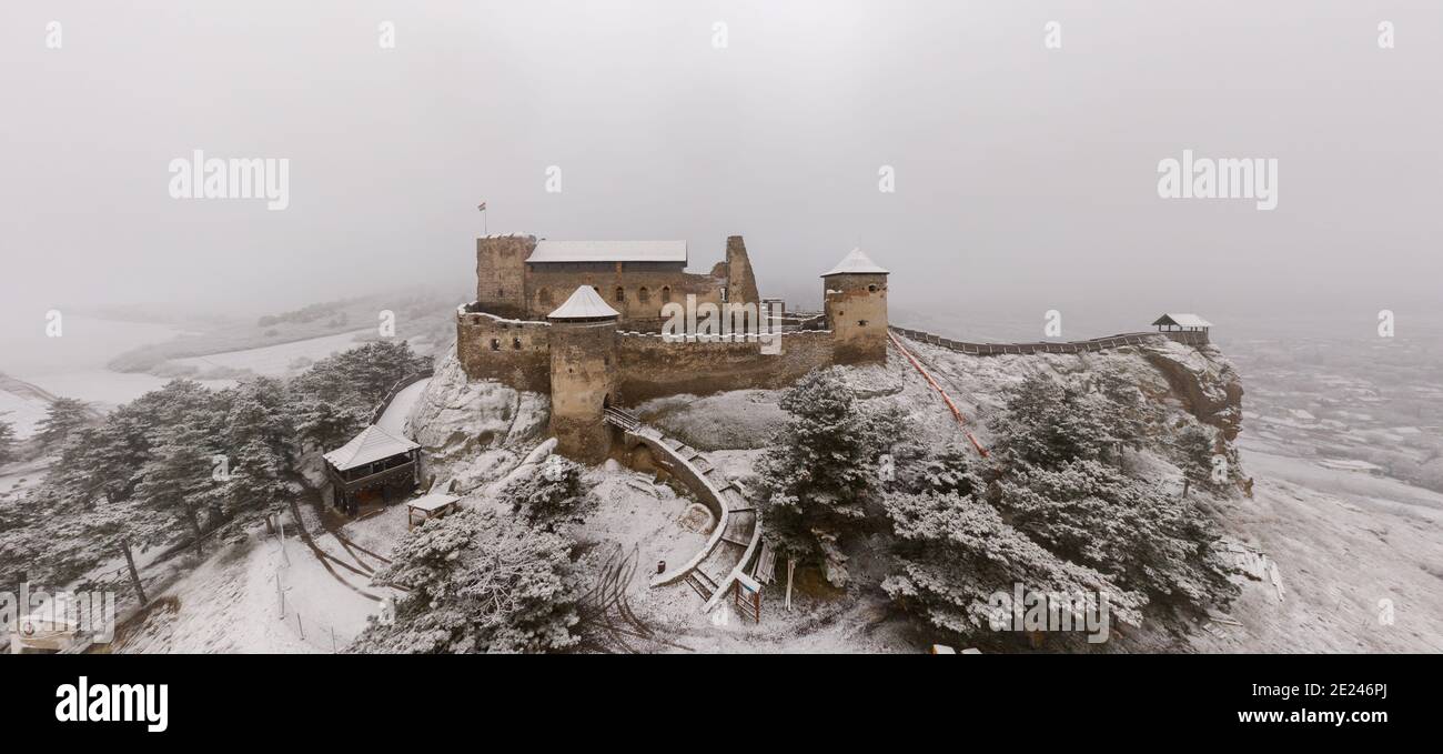 Vista aerea sul castello di boldogko in Zemplen montagna Ungheria. Castello storico ungherese in inverno con neve. Destinazione turistica famousta Foto Stock