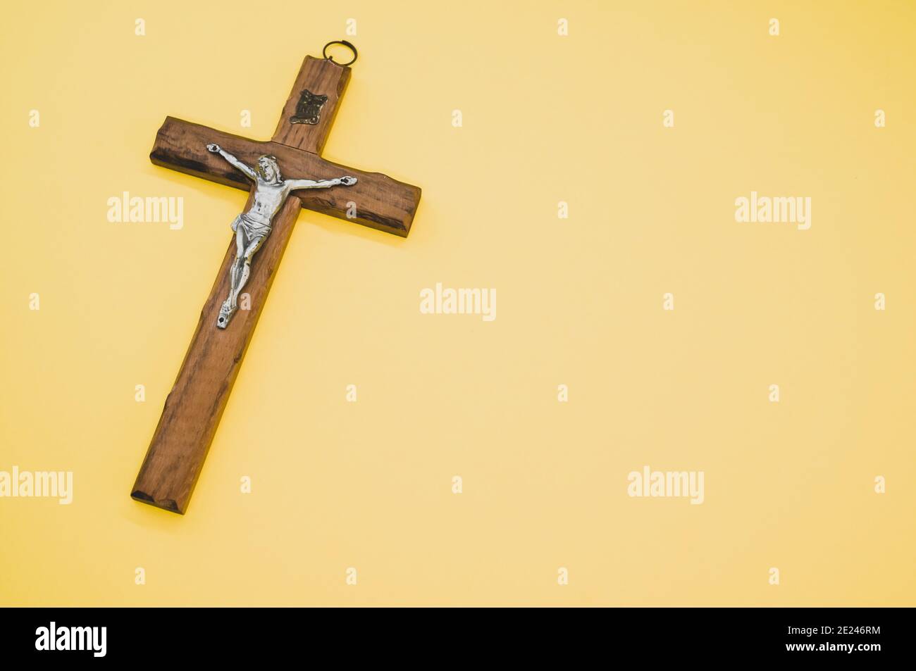 Primo piano di una crocifissione in legno della croce di Cristo uno sfondo  giallo Foto stock - Alamy