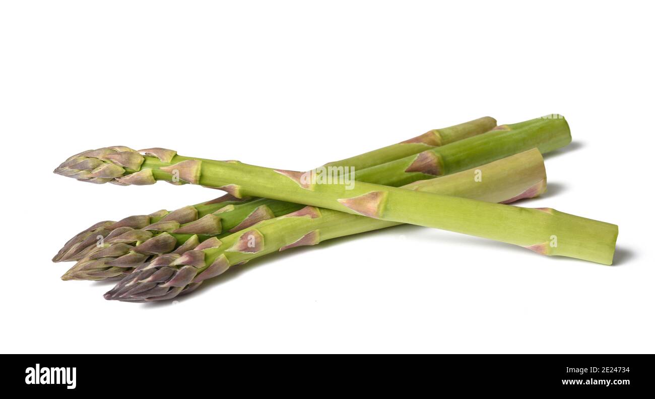 Asparagi freschi isolati su sfondo bianco Foto Stock