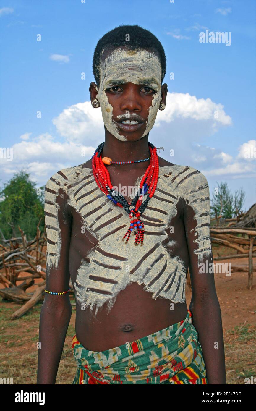 Hamar Tribe Boy con Body Paint, Omo Valley, Etiopia Foto Stock