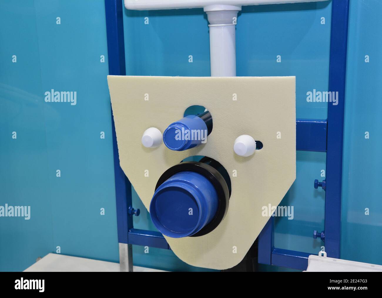 Installazione di un sistema di servizi igienici a cisterna nascosto, a parete, appeso, incorporato, con tubo di scarico e meccanismo di scarico montato ma senza vaschetta wc. Foto Stock
