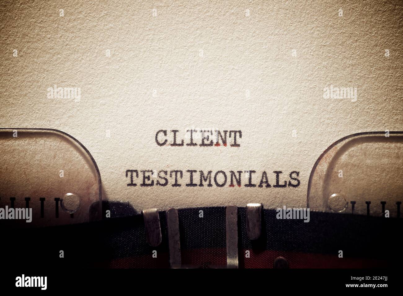 La frase dei testimonials del cliente scritta con una macchina da scrivere. Foto Stock