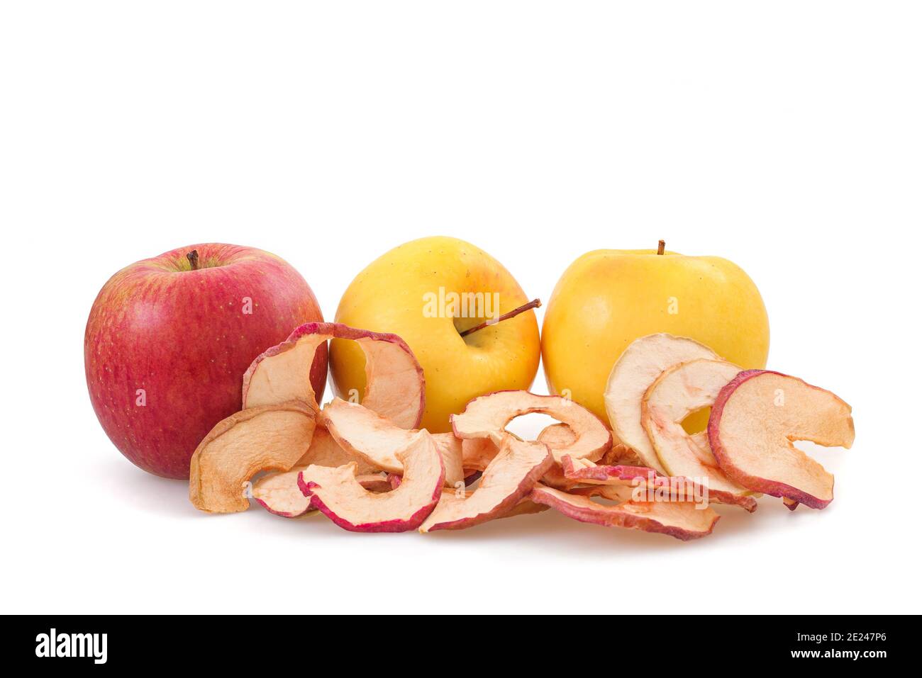 Mele e mele secche isolate su sfondo bianco Foto Stock