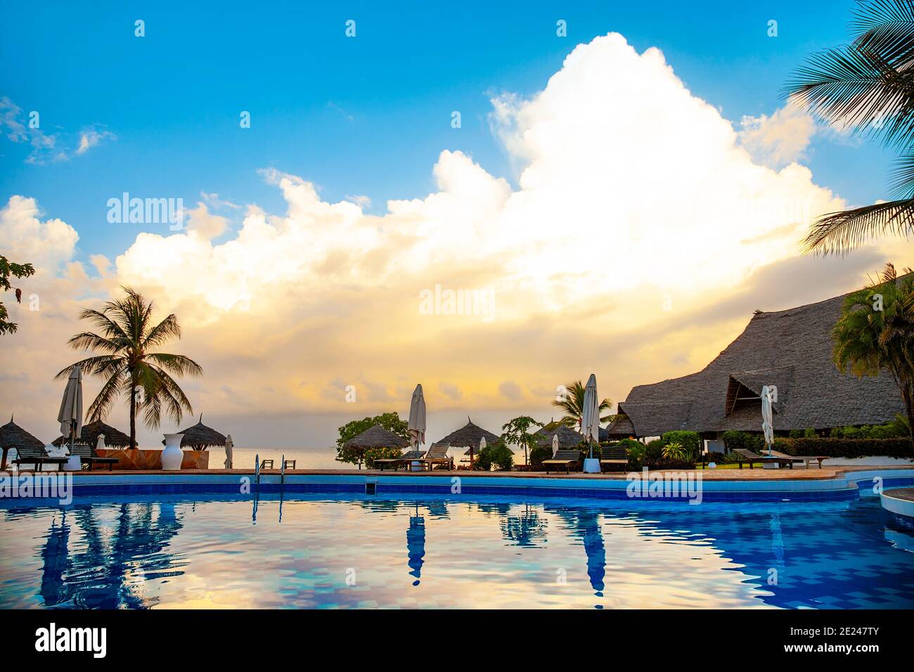 Paesaggio esotico tropicale del mattino con incredibili nuvole Foto Stock