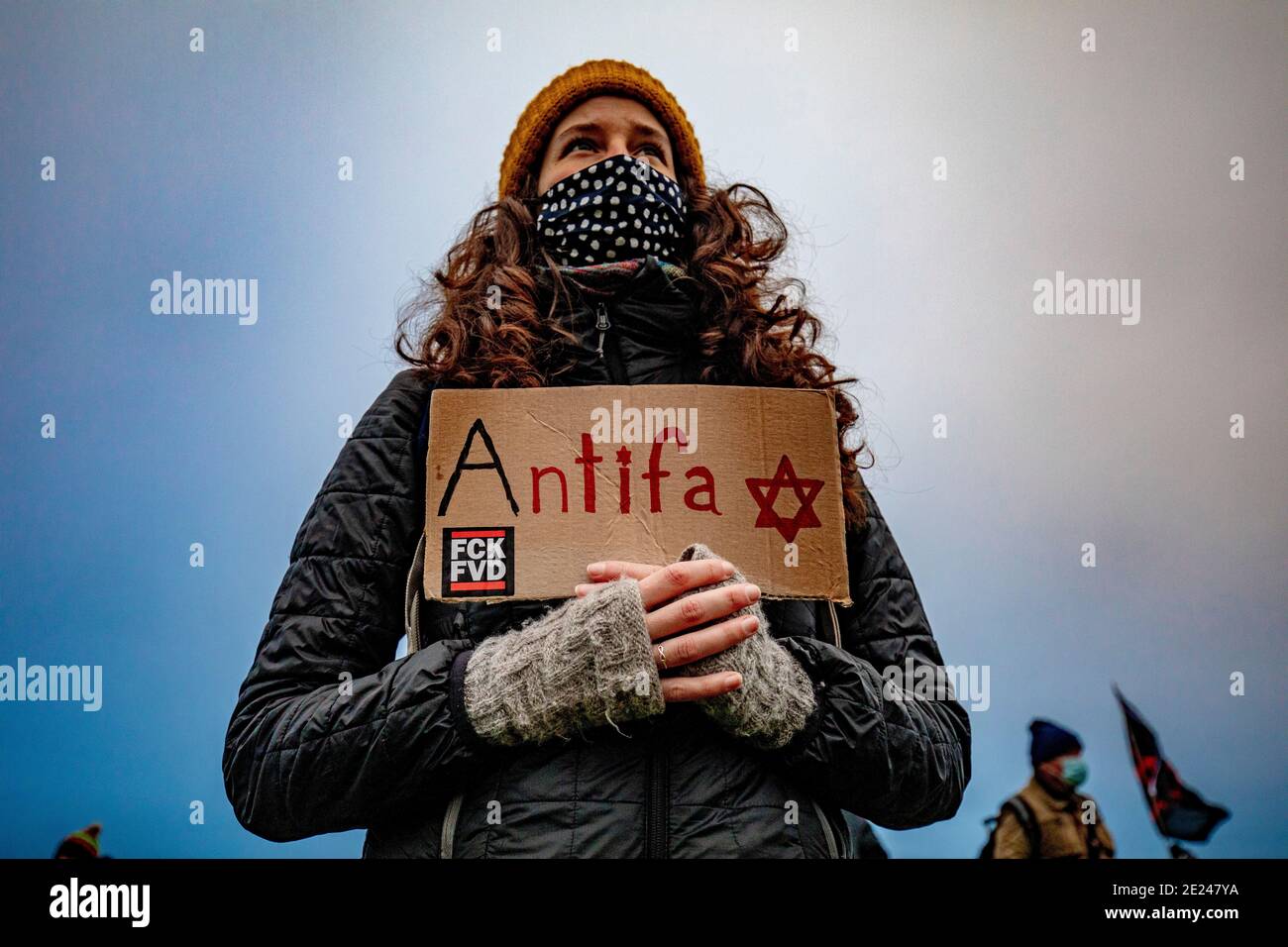 AMSTERDAM, PAESI BASSI - GENNAIO 10: Un protestante è visto durante una protesta antifascista nel Westerpark il 10 gennaio 2021 ad Amsterdam, Paesi Bassi Foto Stock