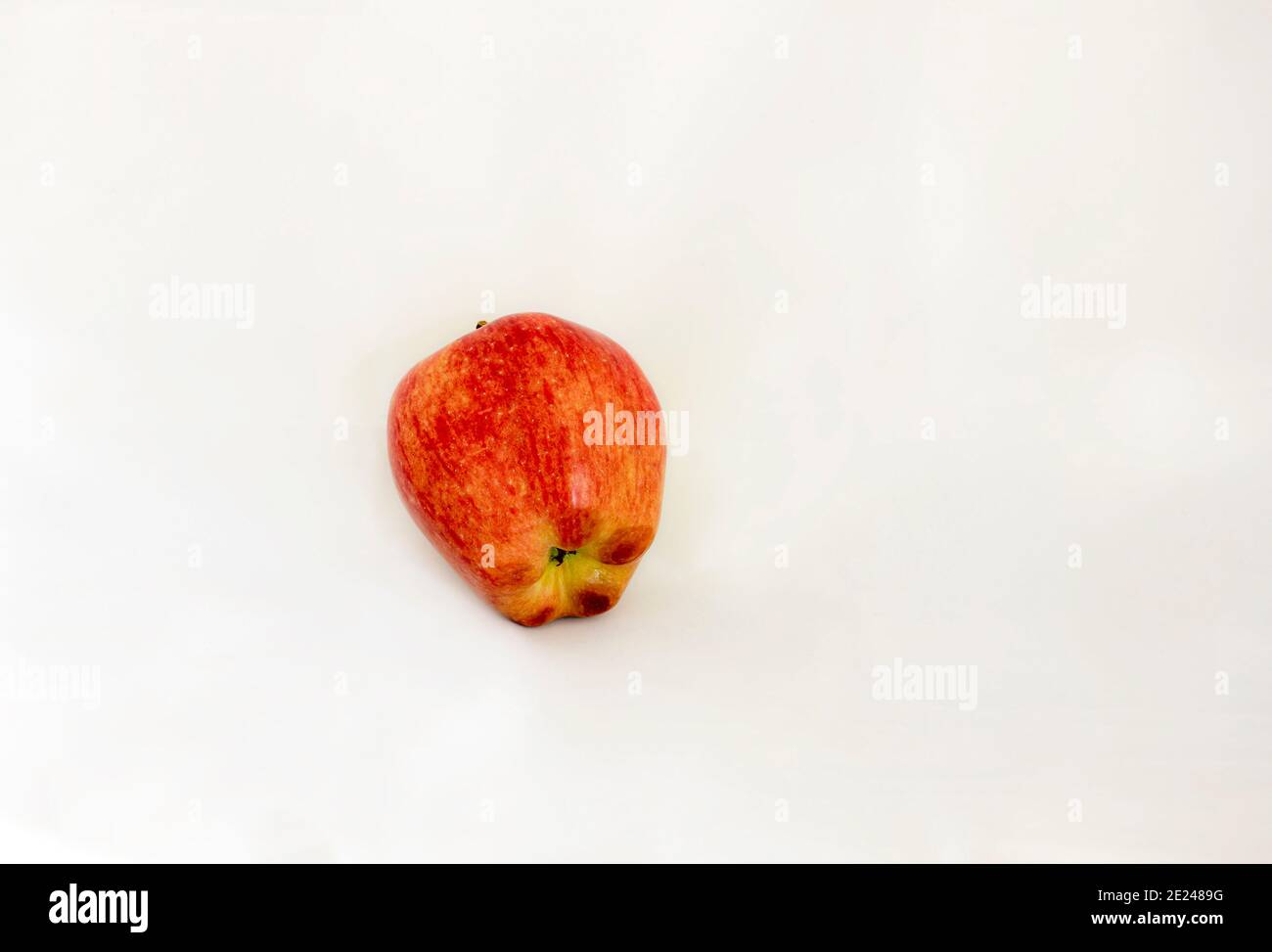 Una mela è un frutto commestibile prodotto da un albero di mela. Apple su sfondo bianco Foto Stock