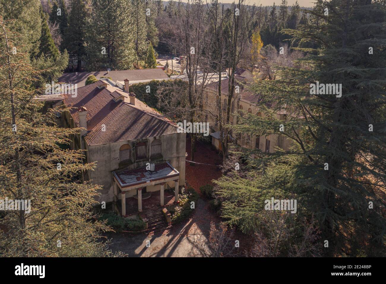 NEVADA CITY, CALIFORNIA, STATI UNITI - Jan 01, 2021: Una vista aerea del complesso HEW Building presso la proprietà abbandonata Nevada County Hospital in Foto Stock