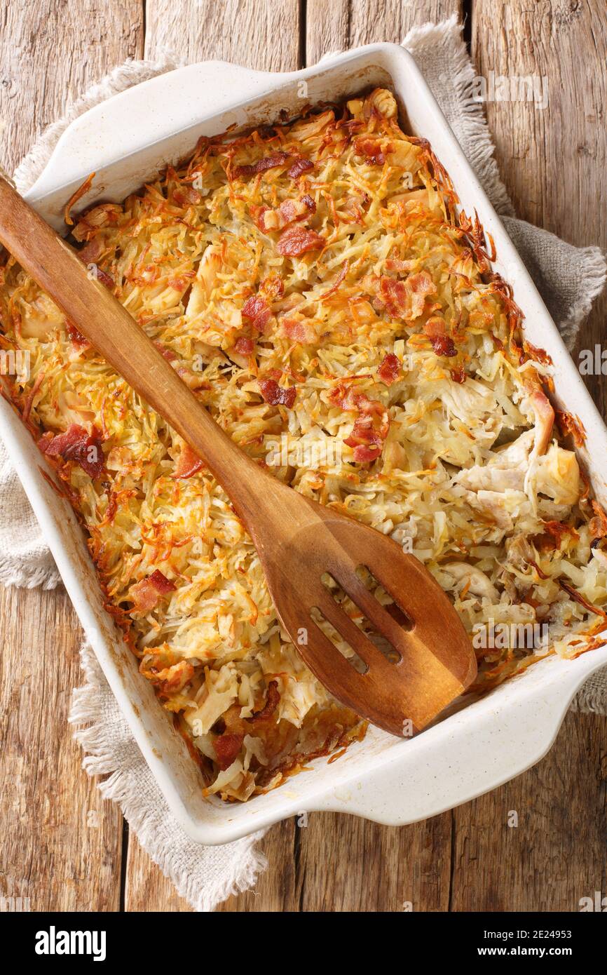 La torta Rappie è qualcosa come un stufato cotto di patate e carne da vicino in una teglia sul tavolo. Vista dall'alto verticale Foto Stock