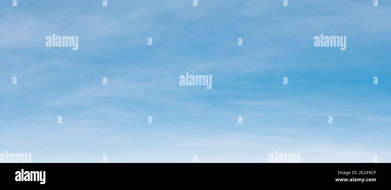 Summer Blue Sky e nuvole bianche di sfondo. Bella limpida nuvolosa nella stagione primaverile della luce solare. Foto Stock
