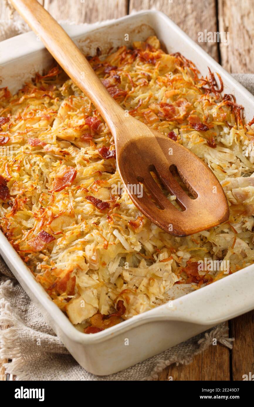 La torta Rappie è qualcosa come un stufato cotto di patate e carne primo piano in una teglia sul tavolo. Verticale Foto Stock