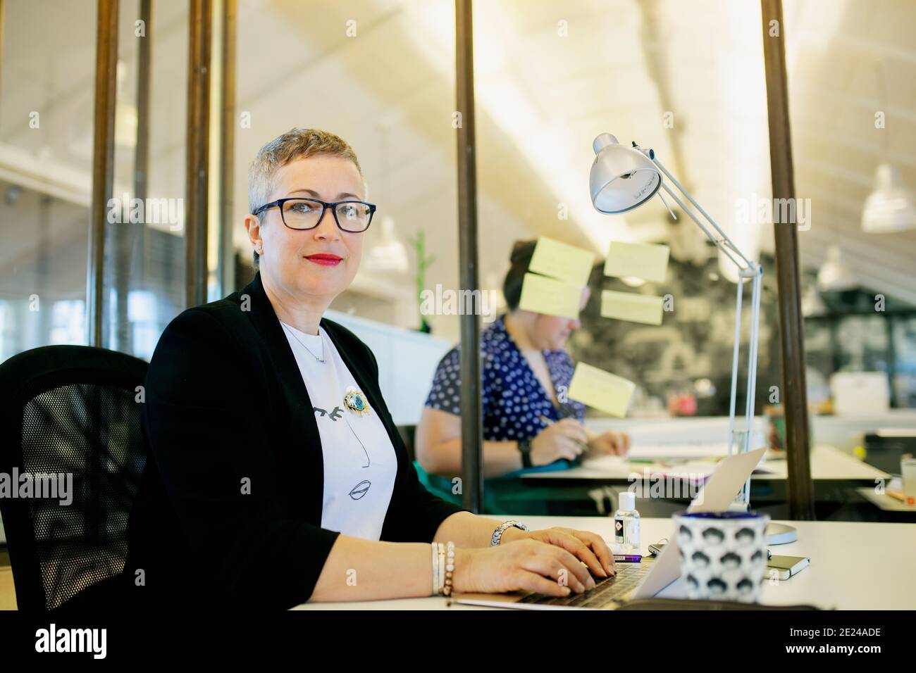 Donna che lavorano in ufficio Foto Stock