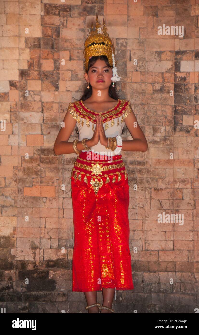 Cambogia: Ballerina tradizionale di apsara (ninfa celeste) durante una speciale esibizione di danza notturna a Prasat Krawan, un tempio del X secolo dedicato al dio indù, Vishnu, Angkor. La danza classica Khmer è simile alle danze classiche della Thailandia e della Cambogia. Il Reamker è una versione Khmer del Ramayana ed è uno dei drammi di danza più comunemente eseguiti. Foto Stock