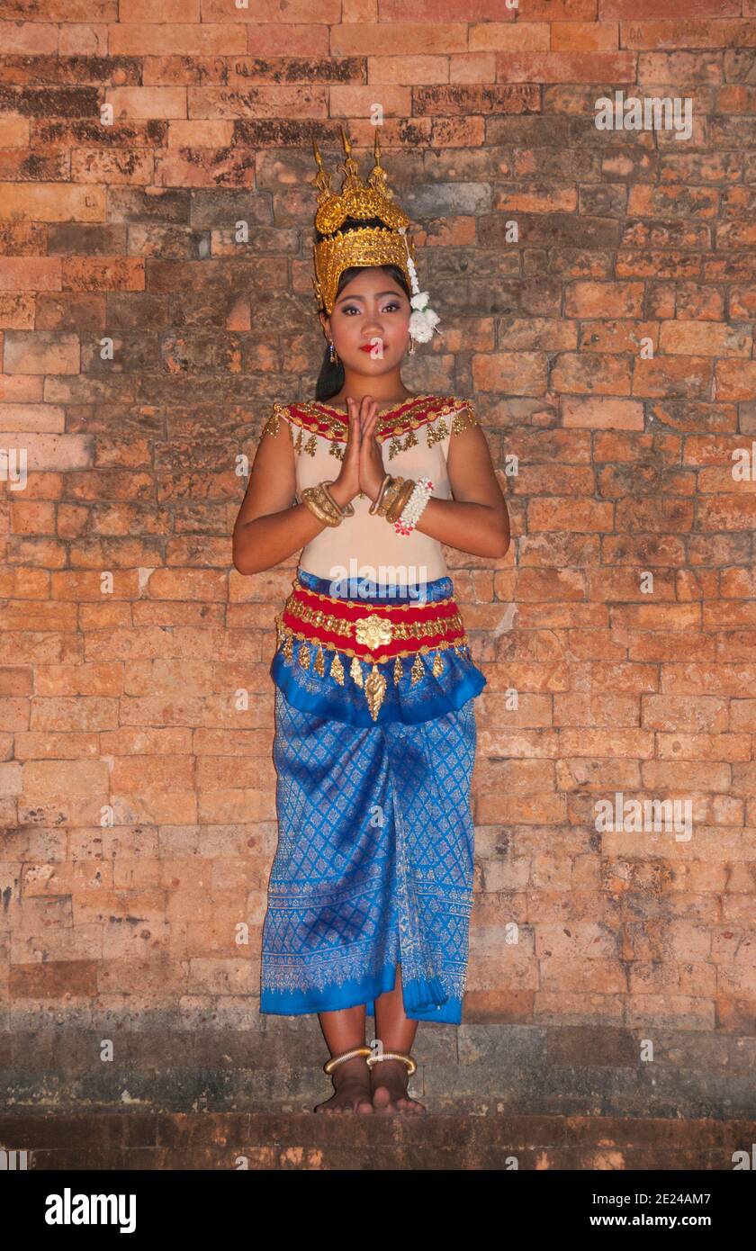 Cambogia: Ballerina tradizionale di apsara (ninfa celeste) durante una speciale esibizione di danza notturna a Prasat Krawan, un tempio del X secolo dedicato al dio indù, Vishnu, Angkor. La danza classica Khmer è simile alle danze classiche della Thailandia e della Cambogia. Il Reamker è una versione Khmer del Ramayana ed è uno dei drammi di danza più comunemente eseguiti. Foto Stock