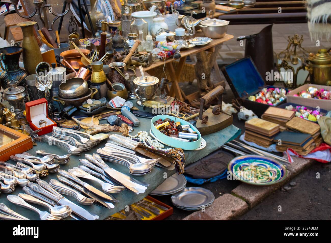 Diversi oggetti d'antiquariato sul mercato delle pulci - antiche sculture d'argento - cucchiai, coltelli, forcelle e altre cose d'epoca. Oggetti da collezione e garage Foto Stock