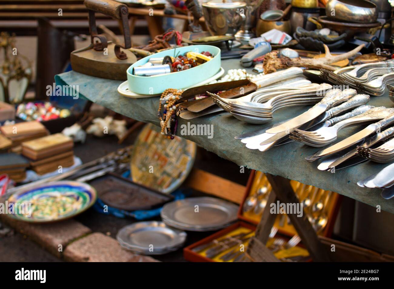 Diversi oggetti d'antiquariato sul mercato delle pulci o festival - vecchia scultura d'argento vintage - cucchiai, coltelli, forchette, e altre cose d'epoca. Oggetti da collezione Foto Stock
