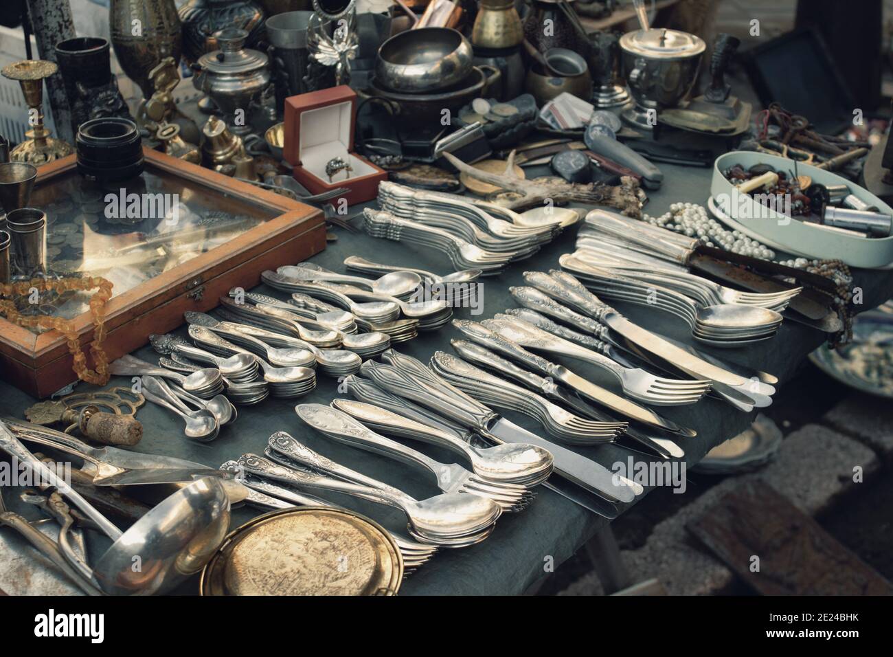 Antiquariato sul mercato delle pulci o festival, vecchia scultura d'argento vintage - cucchiai, coltelli, forchette, e altre cose d'epoca. Oggetti da collezione cimeli e garag Foto Stock