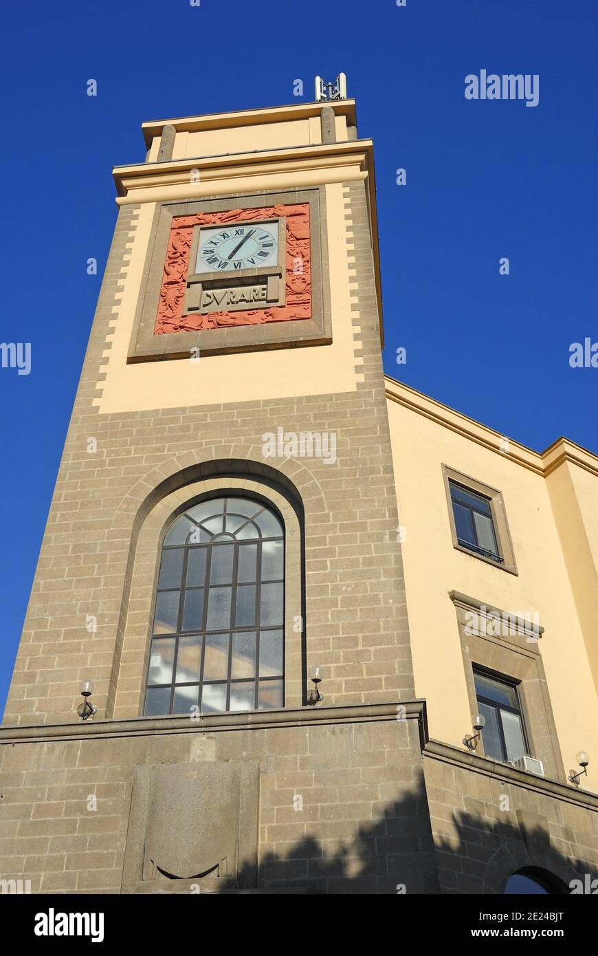 Viterbo, Lazio, Italia. La torre dell'orologio di principale ufficio postale in Piazza Martiri d'Ungheria Foto Stock