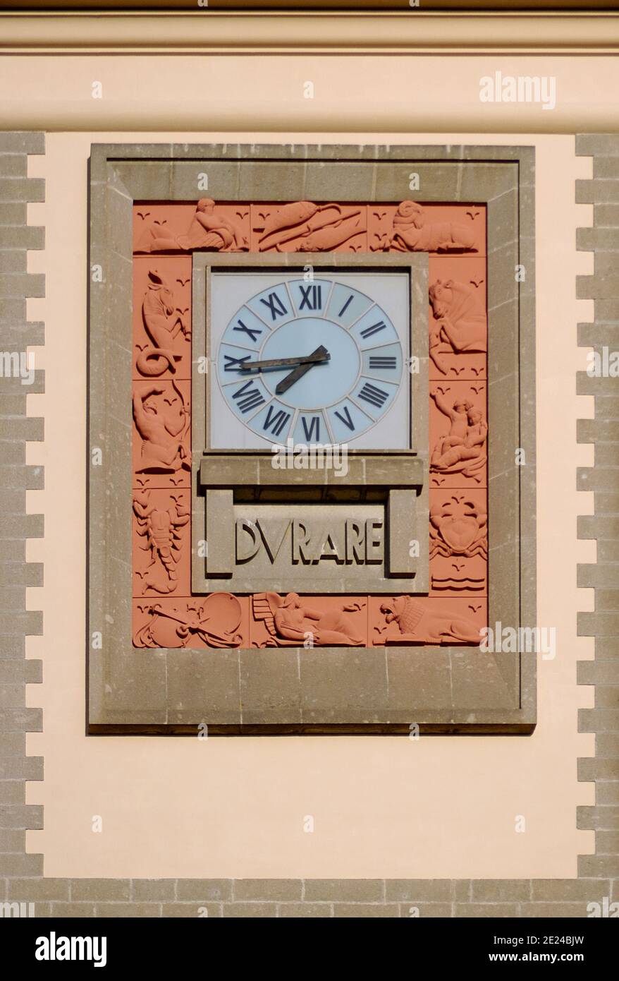 Viterbo, Lazio, Italia. Torre dell'Orologio dell'Ufficio postale principale in Piazza Martiri d'Ungheria - orologio con segni dello zodiaco Foto Stock