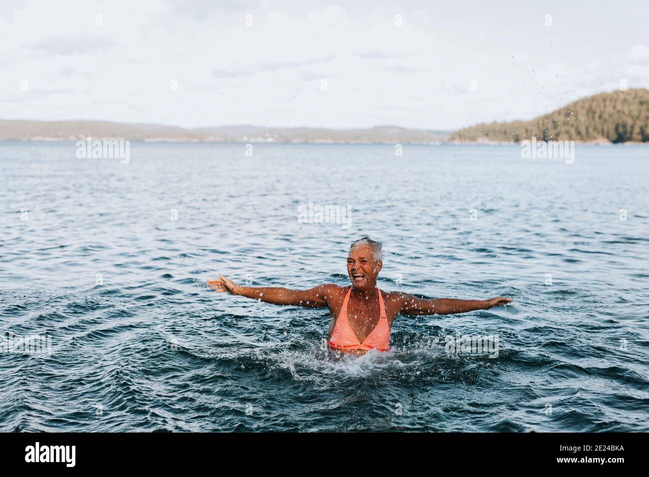 Mature woman in bikini immagini e fotografie stock ad alta risoluzione