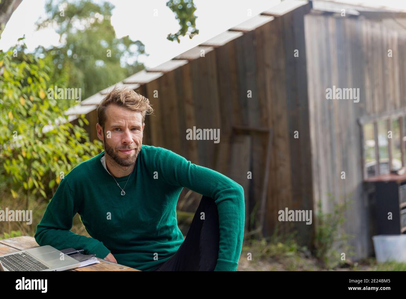 Uomo che guarda in telecamera Foto Stock