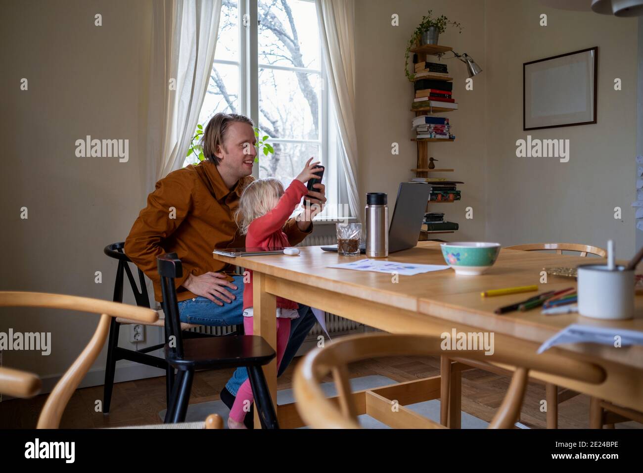 Padre con figlia che usa un computer portatile Foto Stock