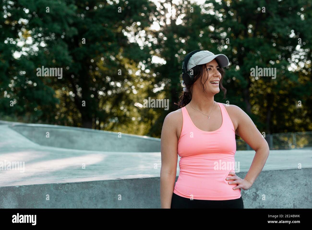 Donna sorridente che indossa abiti sportivi Foto Stock