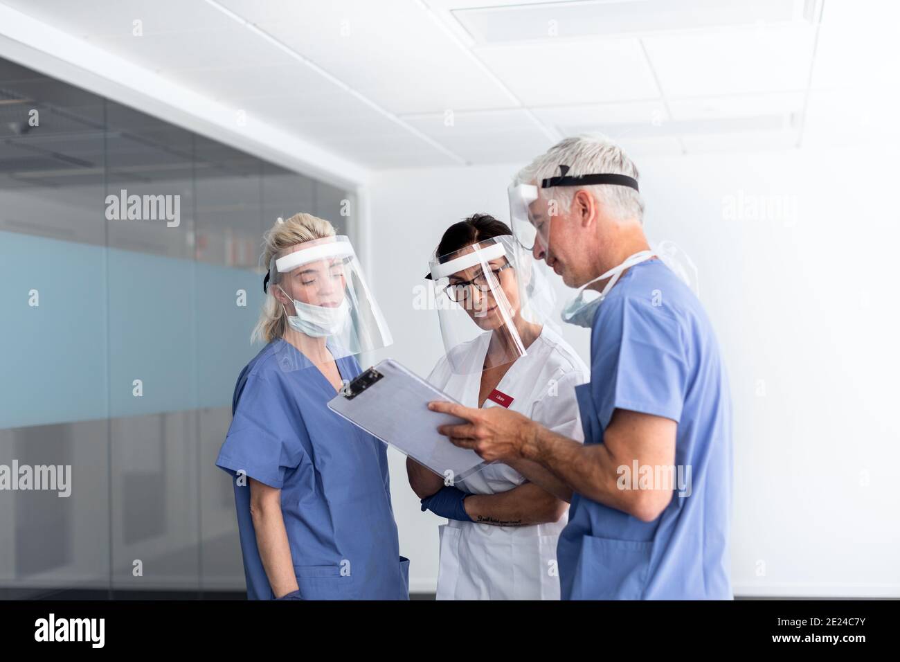 Medici che indossano dispositivi di protezione individuale in ospedale Foto Stock