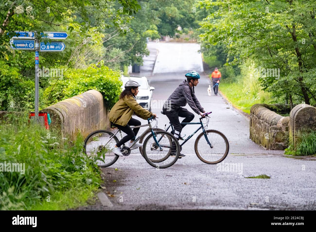 Persone in bicicletta lungo strade e sentieri Foto Stock