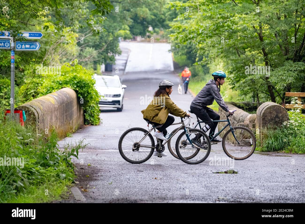 Persone in bicicletta lungo strade e sentieri Foto Stock