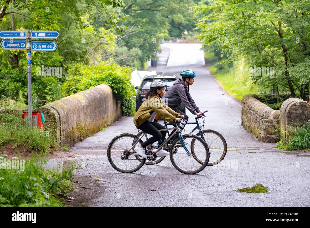 Persone in bicicletta lungo strade e sentieri Foto Stock