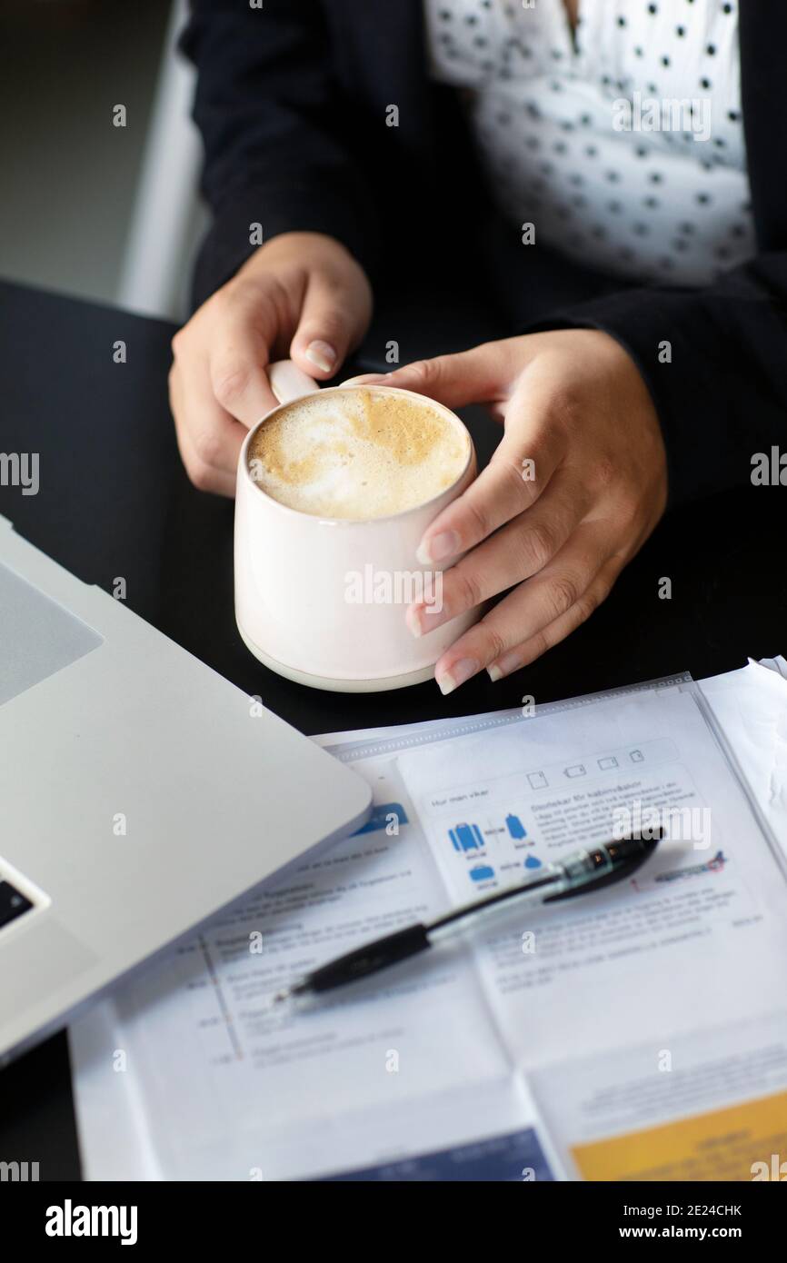 Womans mani tazza di caffè Foto Stock