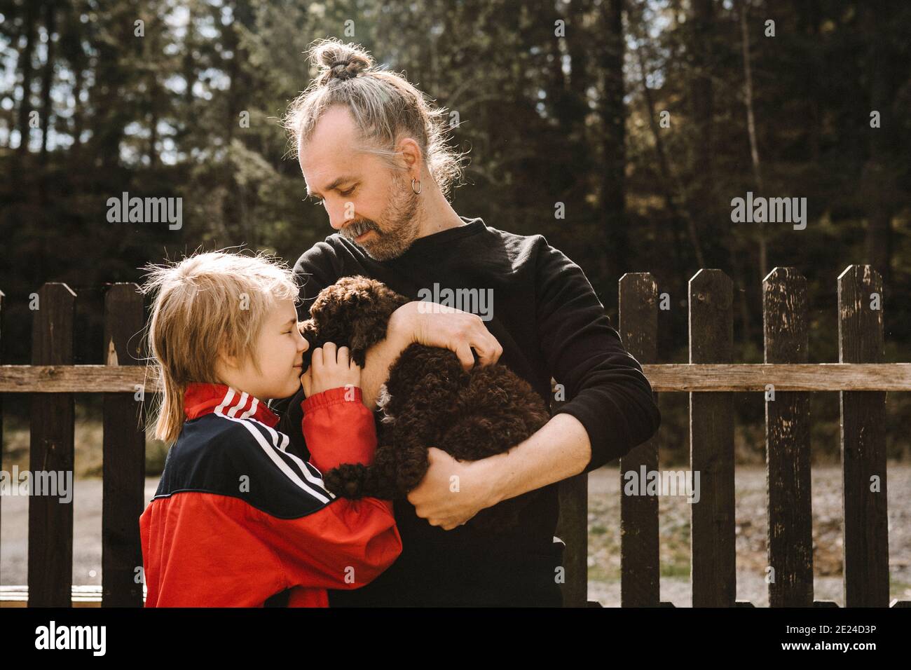Padre e figlia stroking cane Foto Stock