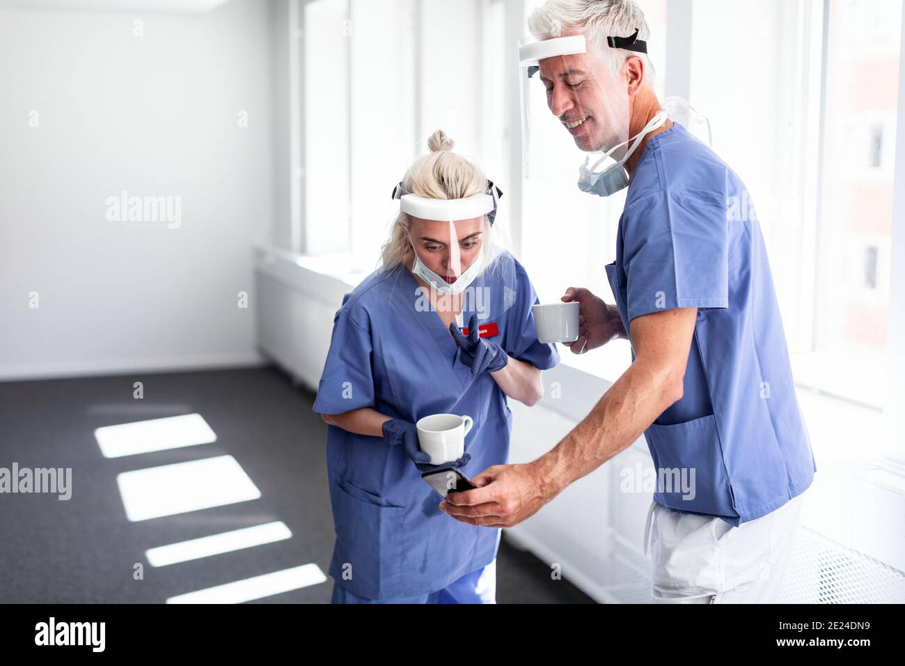 Medici che indossano dispositivi di protezione individuale Foto Stock